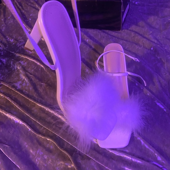 Elegant White Feathered Women's Sandals - Picture 3 of 4